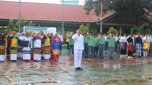 Peringati HARDIKNAS ke-77; Pakaian Adat Tradisional Warnai Upacara Bendera di MAN 1 Baubau